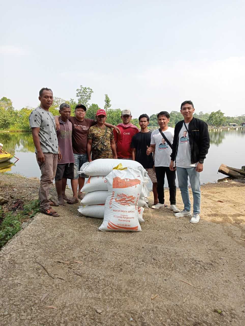 KNP Dukung Ganjar Silaturahmi dan Beri Bantuan Pakan Ikan Untuk Nelayan Tambak di Karawang 3