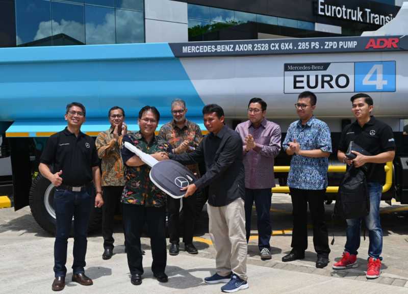 KOBEX Resmikan Showroom Mercedes Benz Commercial Truck di Kalimantan