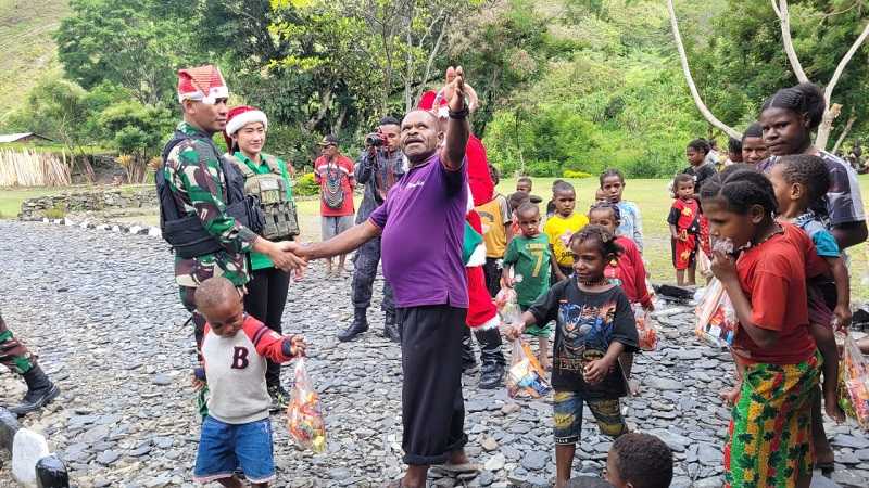 Kodim 1714/Puncak Jaya Bagikan 250 Bingkisan Natal untuk Anak-anak