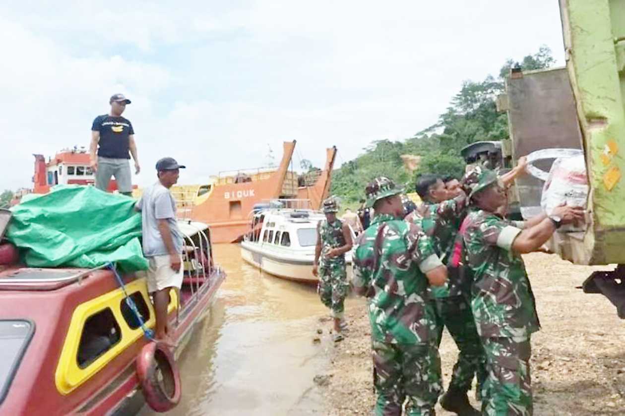 Kodim Kubar Beri Bantuan untuk Korban Banjir Mahakam Ulu