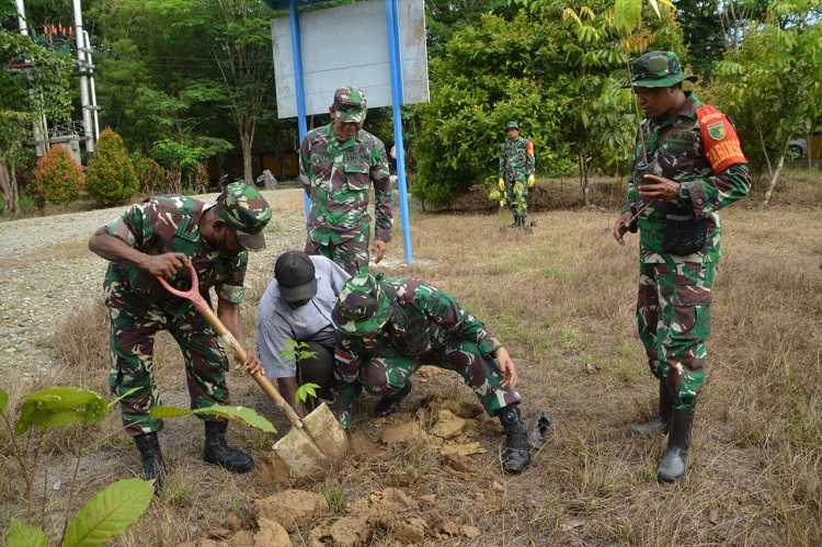 Kodim Mimika Bersama Warga Lakukan Penanaman Pohon dalam Menyambut Hari Juang TNI AD