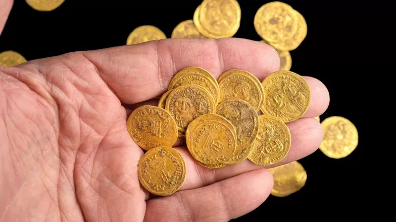 Koin-koin Emas dari Abad ke-7 Ditemukan Tersembunyi di Dalam Tembok