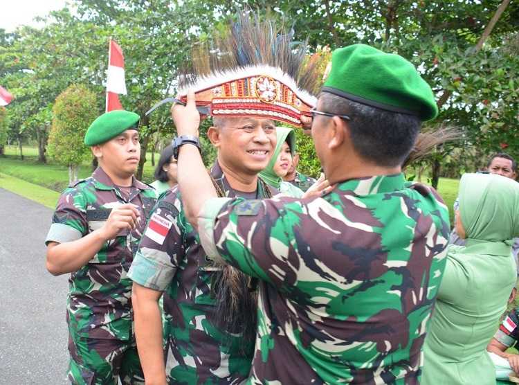 Kolonel Inf Agus Widodo Jalani Tradisi Penerimaan Sebagai Danrem Merauke