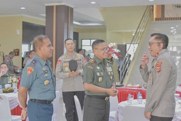 Komandan Lantamal IX Bersama Staf Datangi Polda Maluku Berikan Ucapan Selamat HUT ke-77 Bhayangkara
