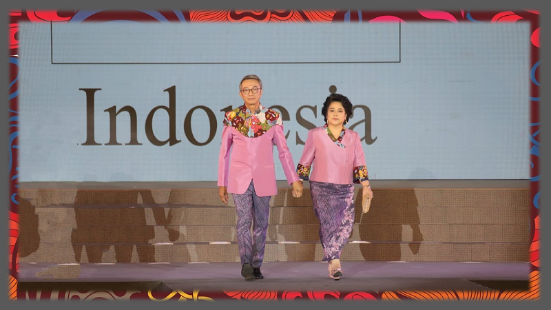 Kombinasi Batik dan Sutra Thailand Ditampilkan pada Grand Thai Silk Fashion Extravaganza 2022 di Bangkok