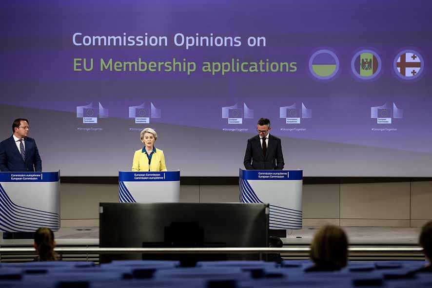 Komisi Eropa Rekomendasikan Status Kandidat UE bagi Kyiv