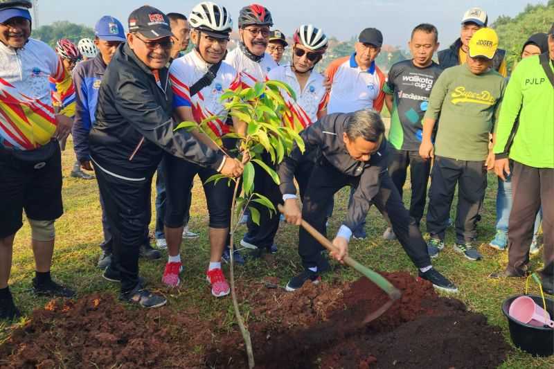 Komite Sepeda Indonesia Tanam 1.000 Pohon Di Jakarta