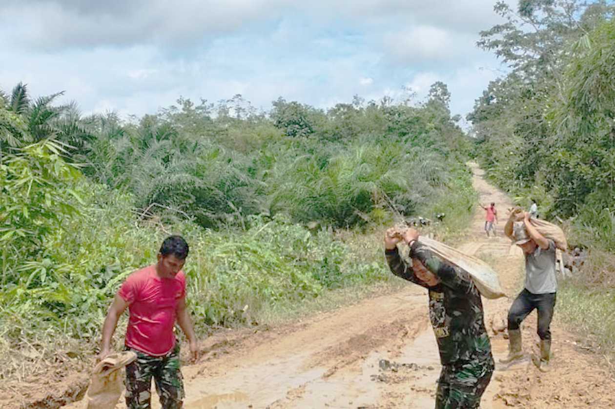 Kompak! Jalan Rusak di Perbatasan RI - Malaysia Diperbaiki Prajurit TNI Bersama Warga