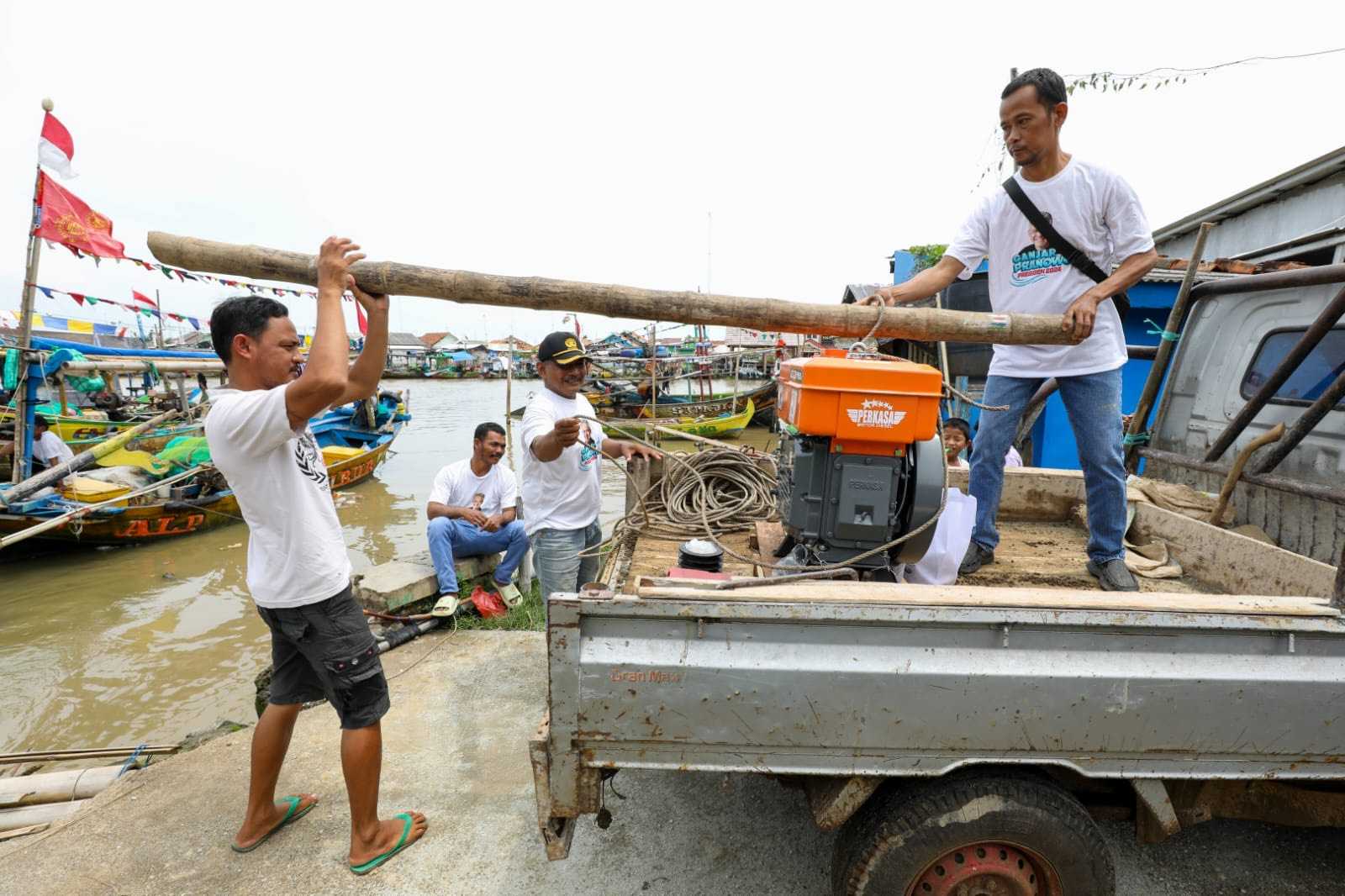 Komunitas Nelayan Ganjar Berikan Bantuan Mesin Kapal untuk Kelompok Nelayan di Karawang