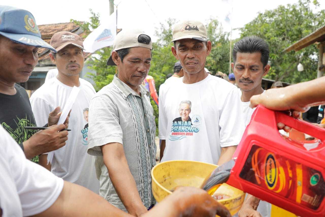 Komunitas Nelayan Pesisir Berikan Oli Gratis kepada Nelayan di Subang