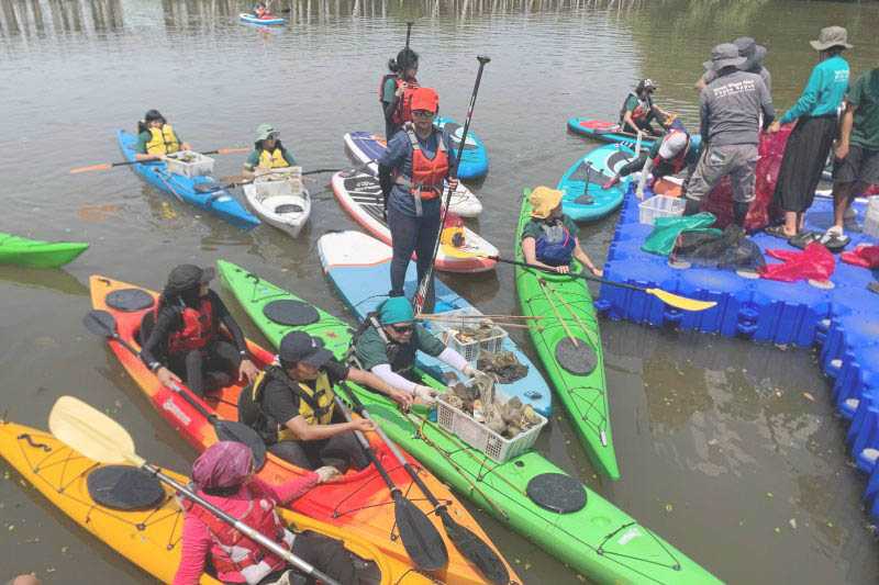 Komunitas paddler wanita bersihkan hutan mangrove Jakarta Utara