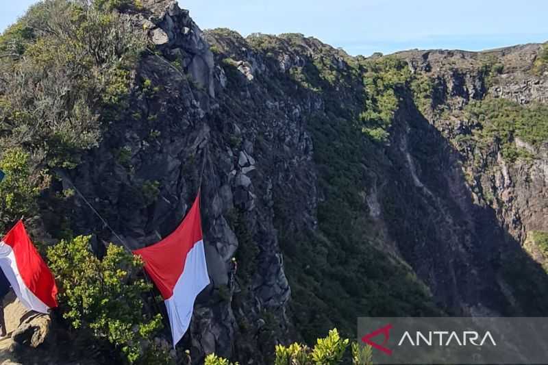 Komunitas Pecinta Alam Bentangkan Merah Putih di Puncak Gunung Ciremai