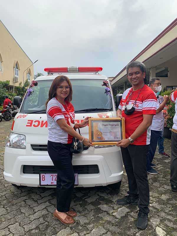 Komunitas SMA Angkatan 86 Bantu Satu Ambulan