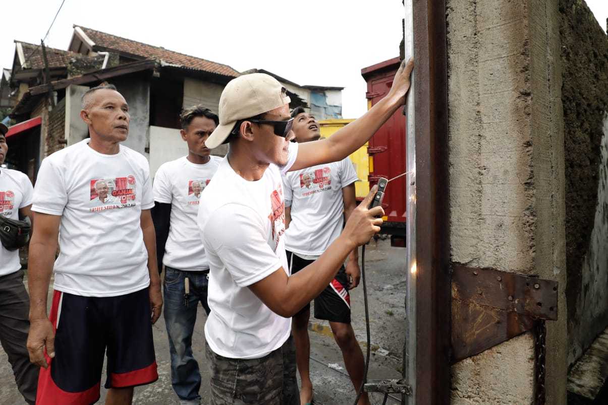 Komunitas Sopir Truk (KST) Jawa Barat memberikan bantuan sarana penerangan untuk pangkalan truk di Kecamatan Baleendah 1