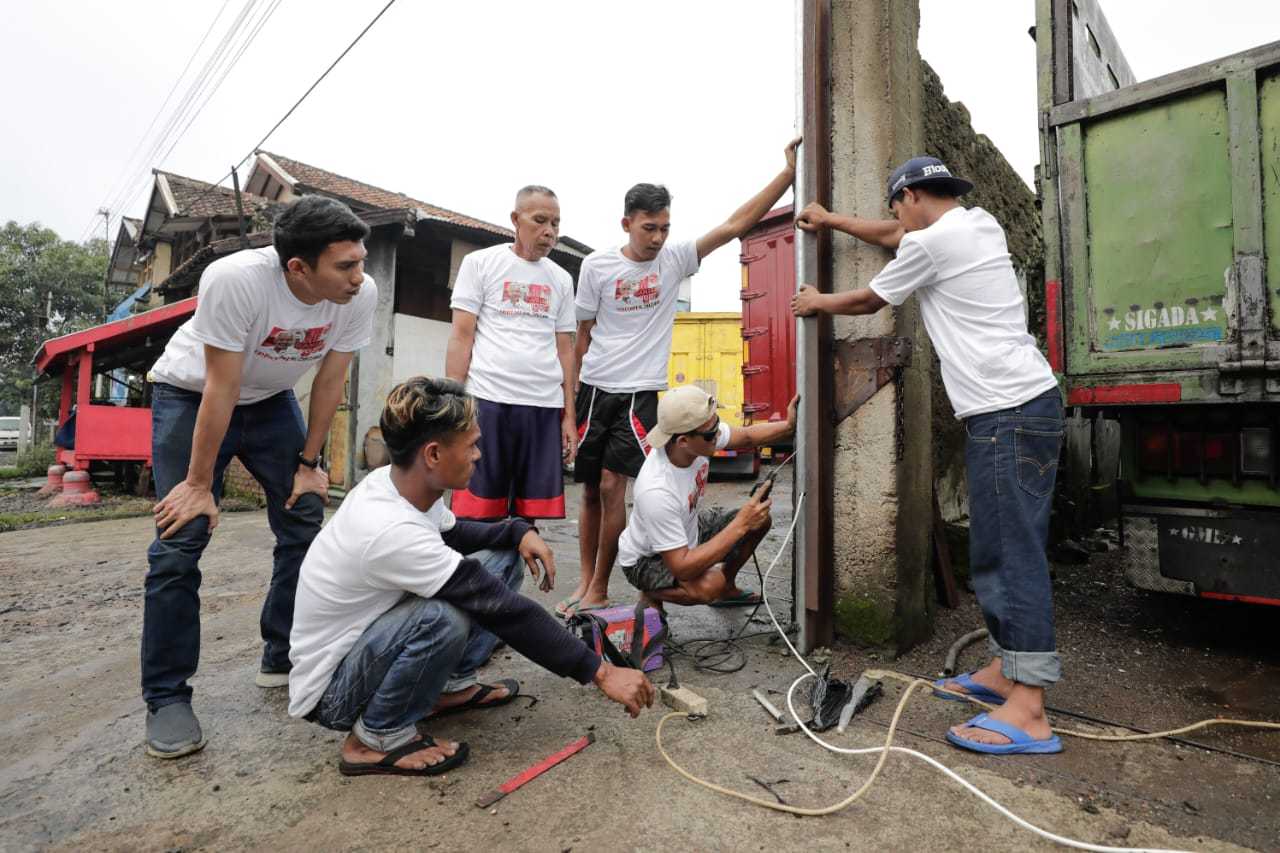 Komunitas Sopir Truk (KST) Jawa Barat memberikan bantuan sarana penerangan untuk pangkalan truk di Kecamatan Baleendah 2