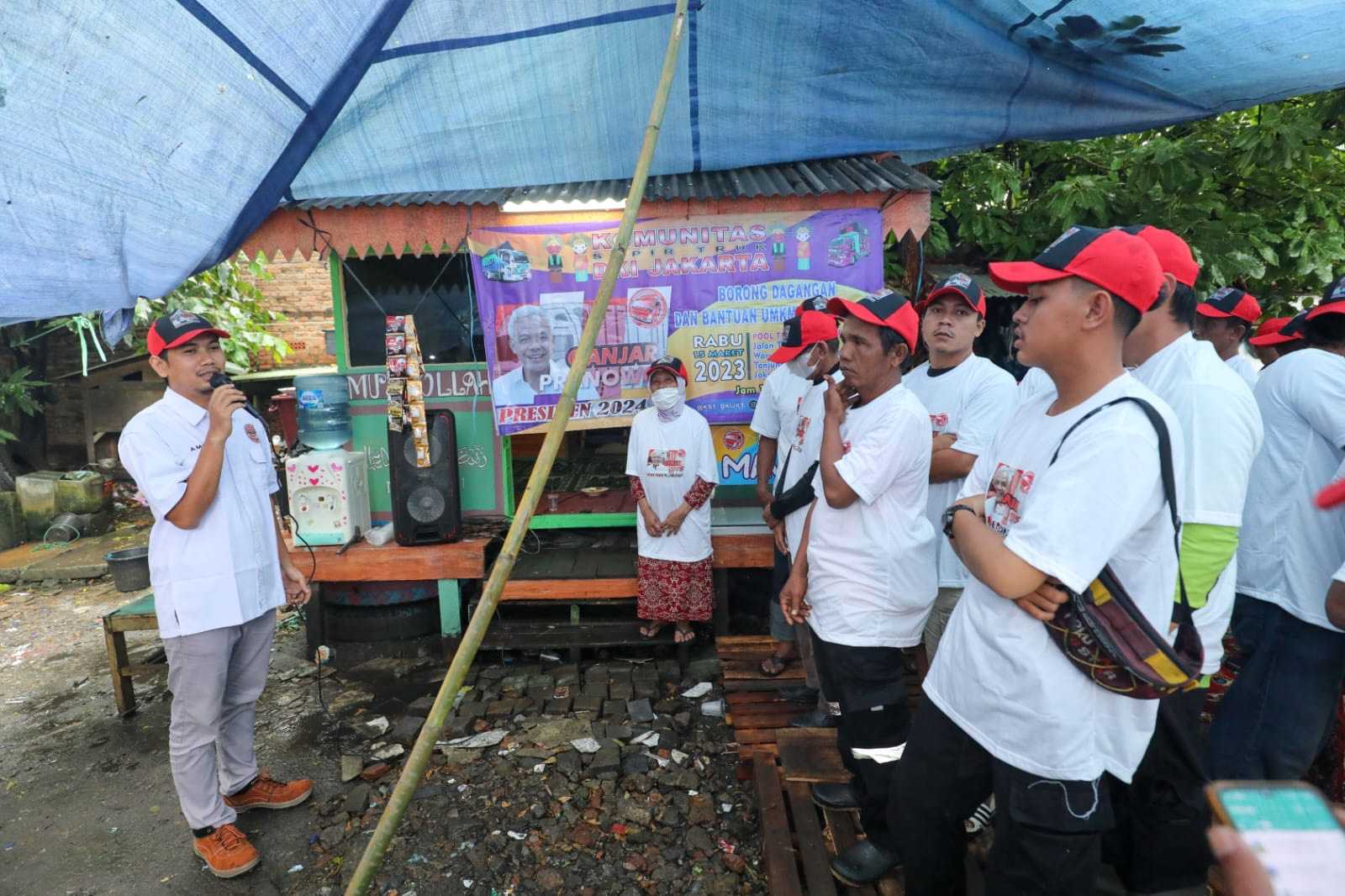 Komunitas Sopir Truk Pendukung Ganjar Borong Dagangan dan Beri Bantuan Etalase ke UMKM di Tanjung Priok