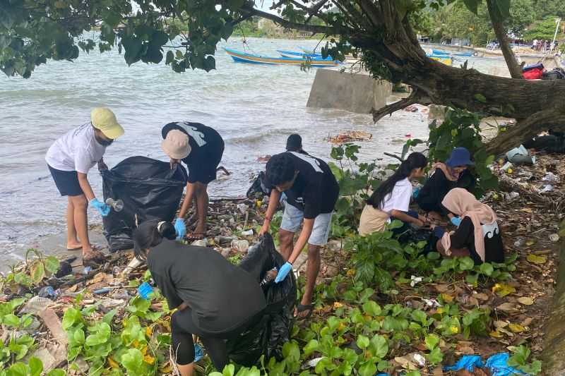 Komunitas The Mulung Kumpulkan Sampah Capai Satu Ton di Pantai Ambon