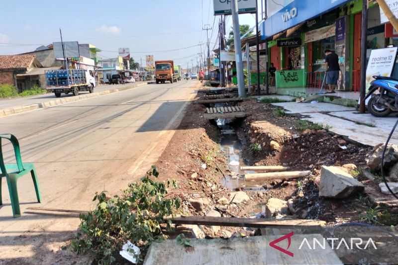 Kontraktor Harus Bertanggugjawab Nih! Tokoh Warga Sesalkan Pembangunan Jalan Cikarang-Cibarusah Asal Jadi