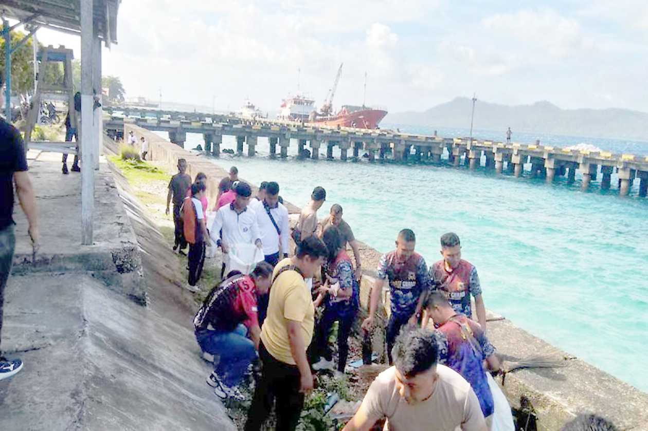 Koramil Melonguane Bersama Lanal-Polri dan Warga Lakukan Aksi Bersih-bersih Pantai