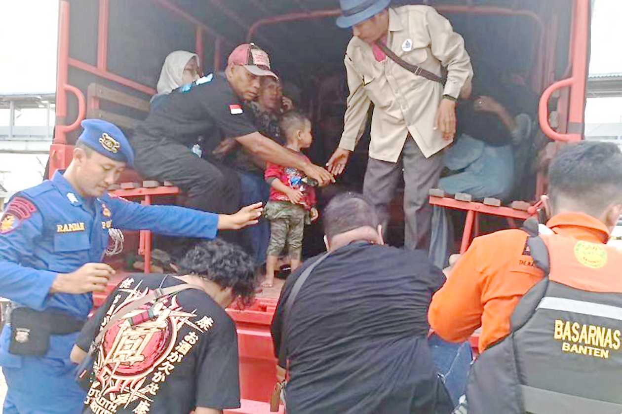 Korban Kebakaran KMP Royce 1 Dievakuasi TNI-Polri