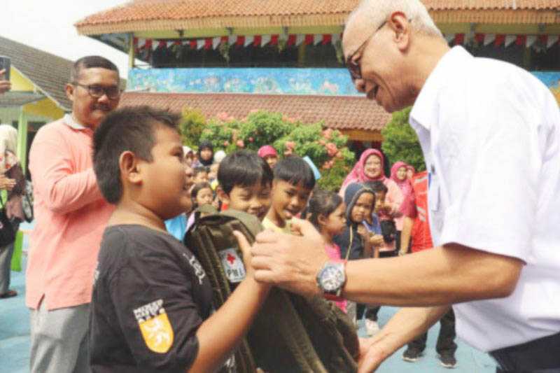 Korban Kebakaran Terima Alat Sekolah