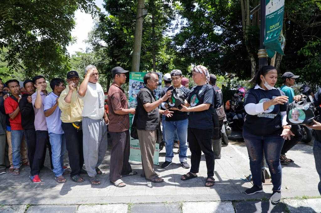 Kowarteg Indonesia Dukung Ganjar Berbagi Paket Nasi untuk Warga Kabupaten Bandung