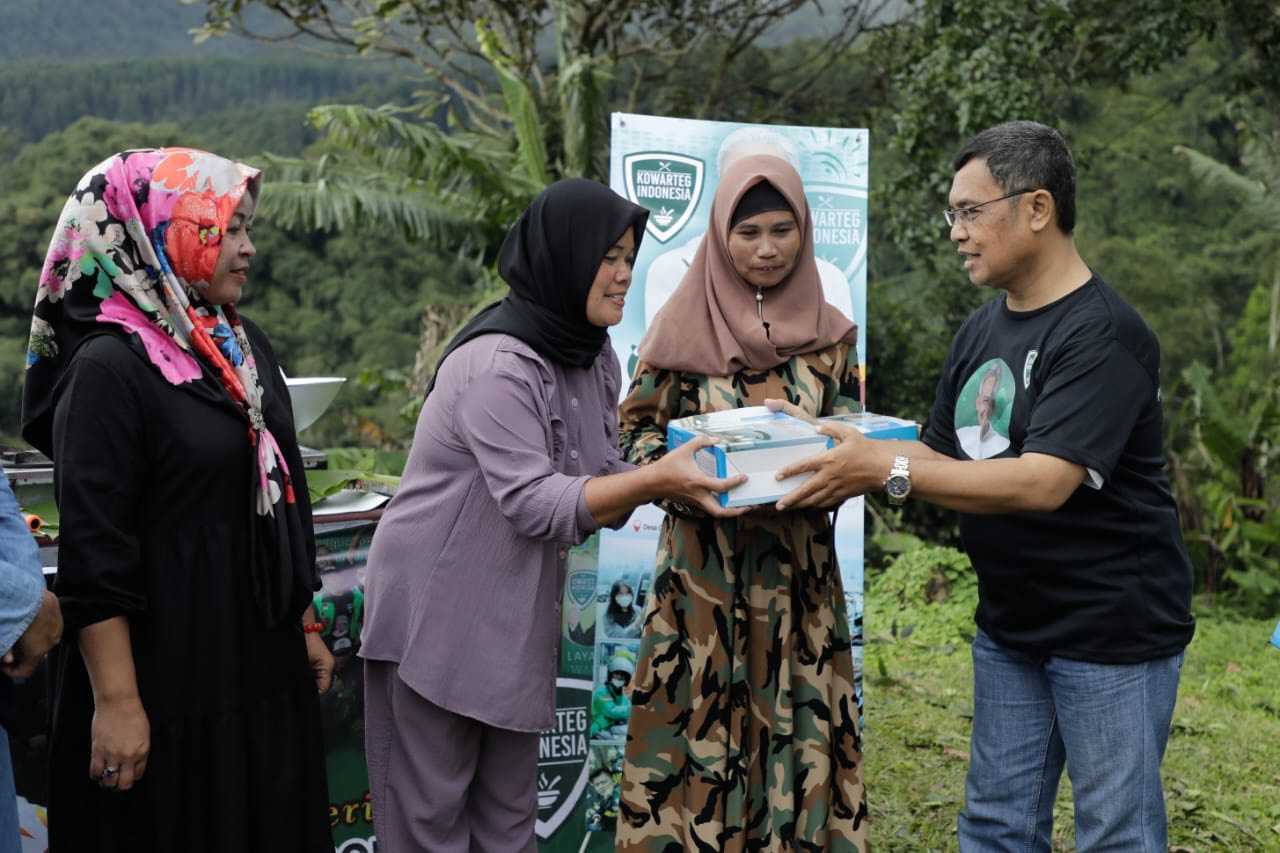 Kowarteg Indonesia Pendukung Ganjar Pranowo Gelar Demo Masak dan Bagikan Peralatan Dapur di Sukabumi
