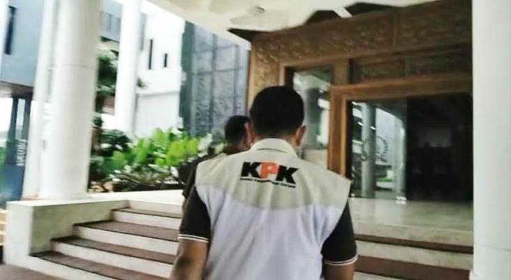 KPK Amankan Sejumlah Uang saat Geledah Gedung DPRD Jatim