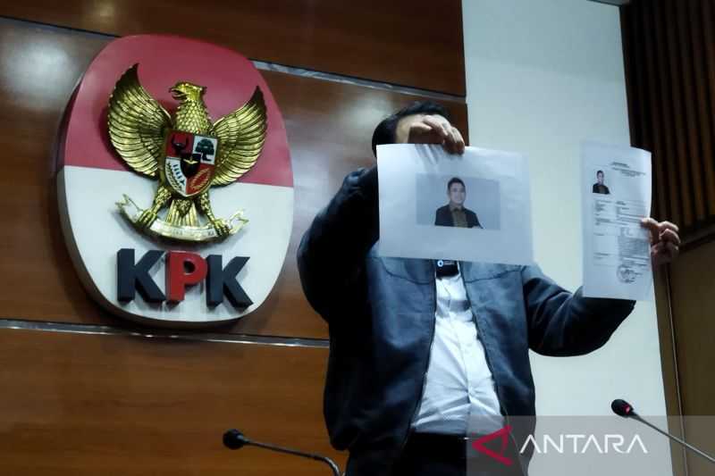 KPK Tunjukkan Surat DPO untuk Mantan Bupati Tanah Bumbu Mardani Maming