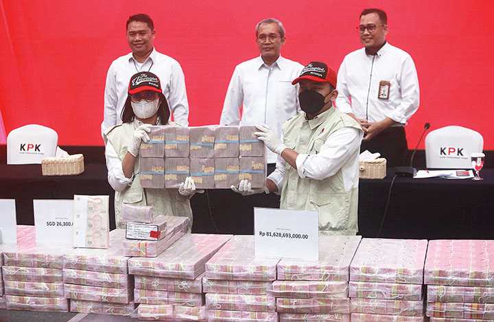 KPK Tunjukkan Uang Sitaan dari Enembe Rp81,9 Miliar