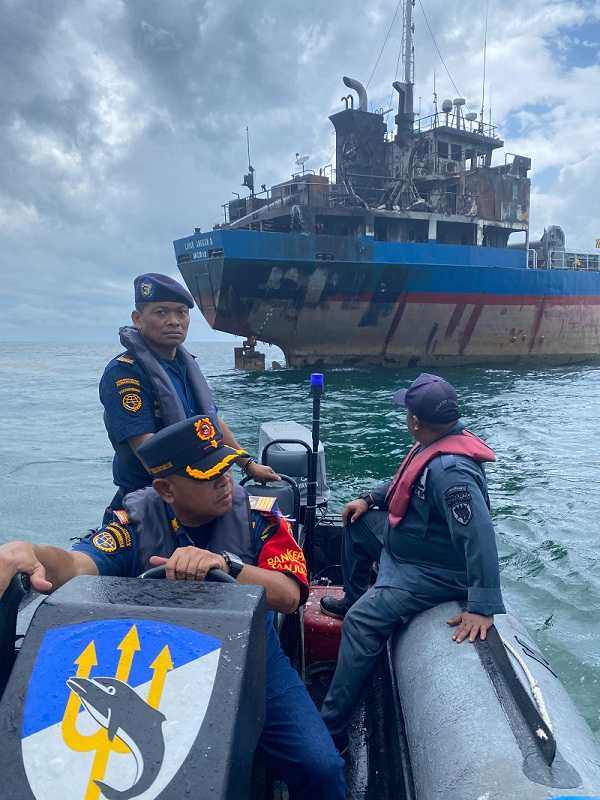 KPLP Bantu Atasi Kebakaran Kapal MV Layar Anggun 8