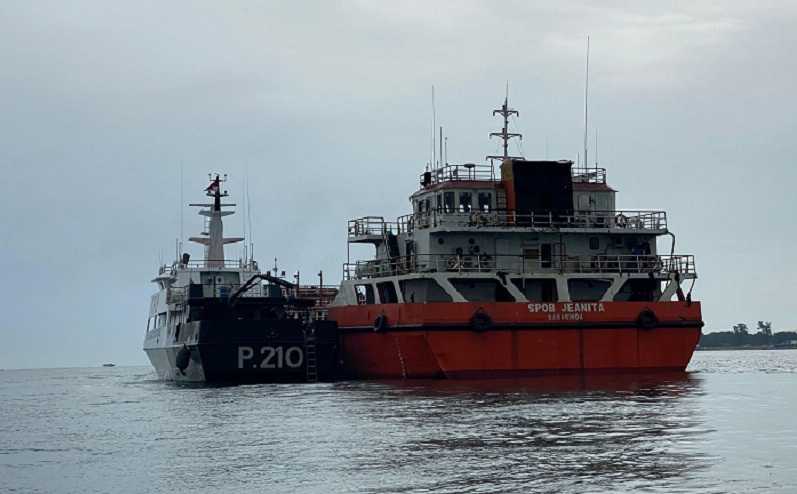 KPLP Berhasil Padamkan Kebakaran Kapal di Perairan Tanjung Uban, Kepri