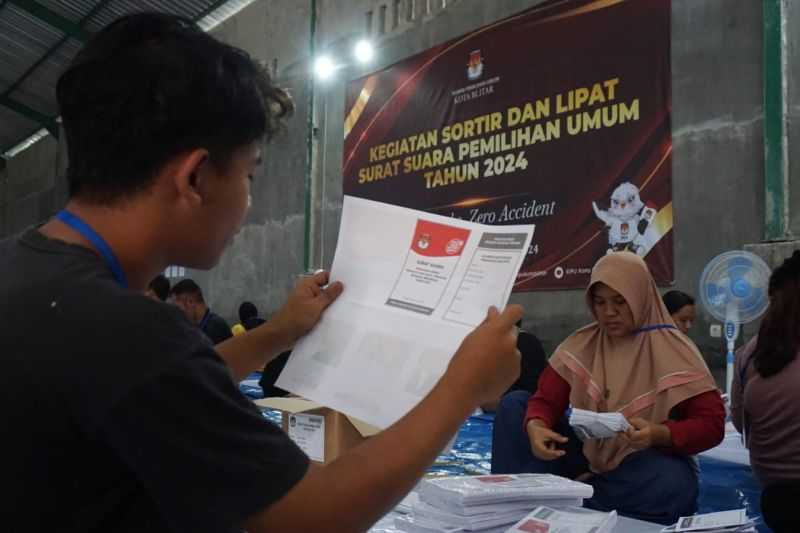 KPU Temukan Sejumlah Surat Suara Rusak di Kota Blitar