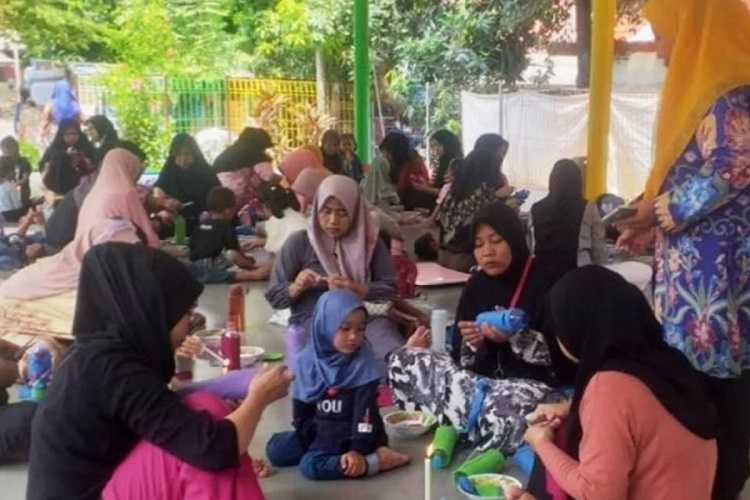 Kreatif, Puluhan Warga di Cengkareng Dilatih Memanfaatkan Botol Bekas