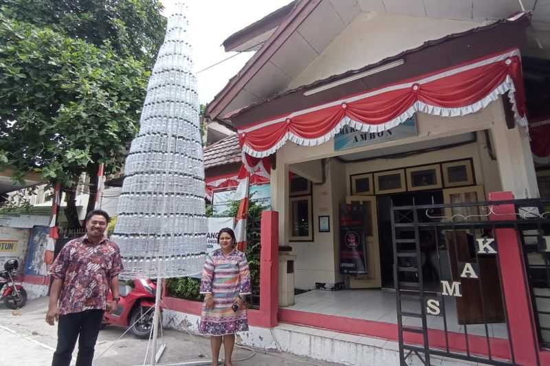 Kreatif, Siswa SMA di Ambon Manfaatkan Sampah Plastik Jadi Pohon Natal