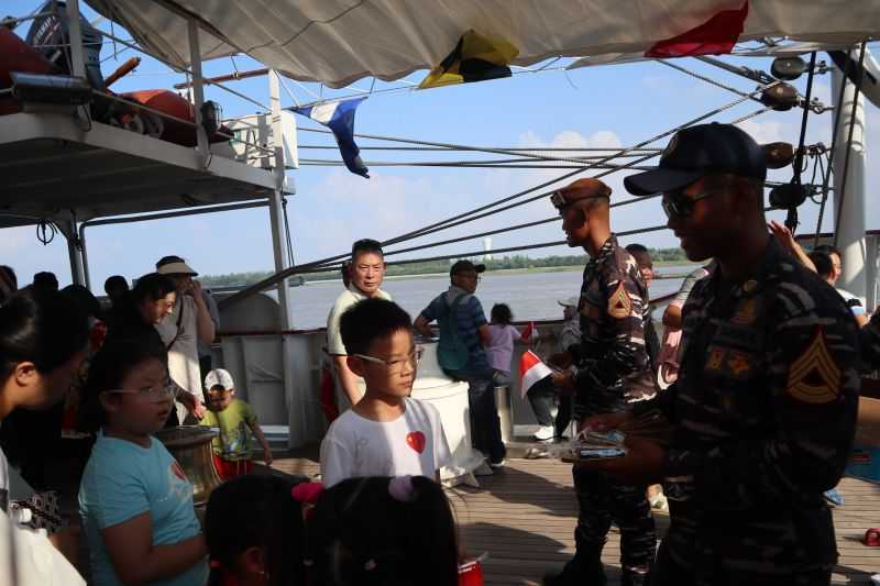 KRI Bima Sakti Sandar di Shanghai, Warga Tiongkok dan WNI Antusias Jelajahi Kapal