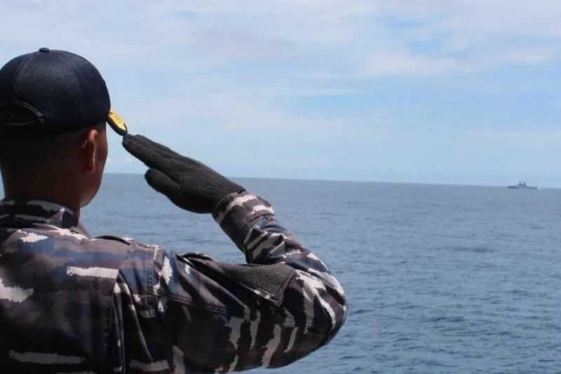 KRI John Lie Sailing Pass dengan Kapal Perang Brunei di Laut Natuna Utara