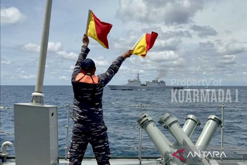 KRI Kerambit Latihan Bersama Kapal Perang India di Selat Malaka