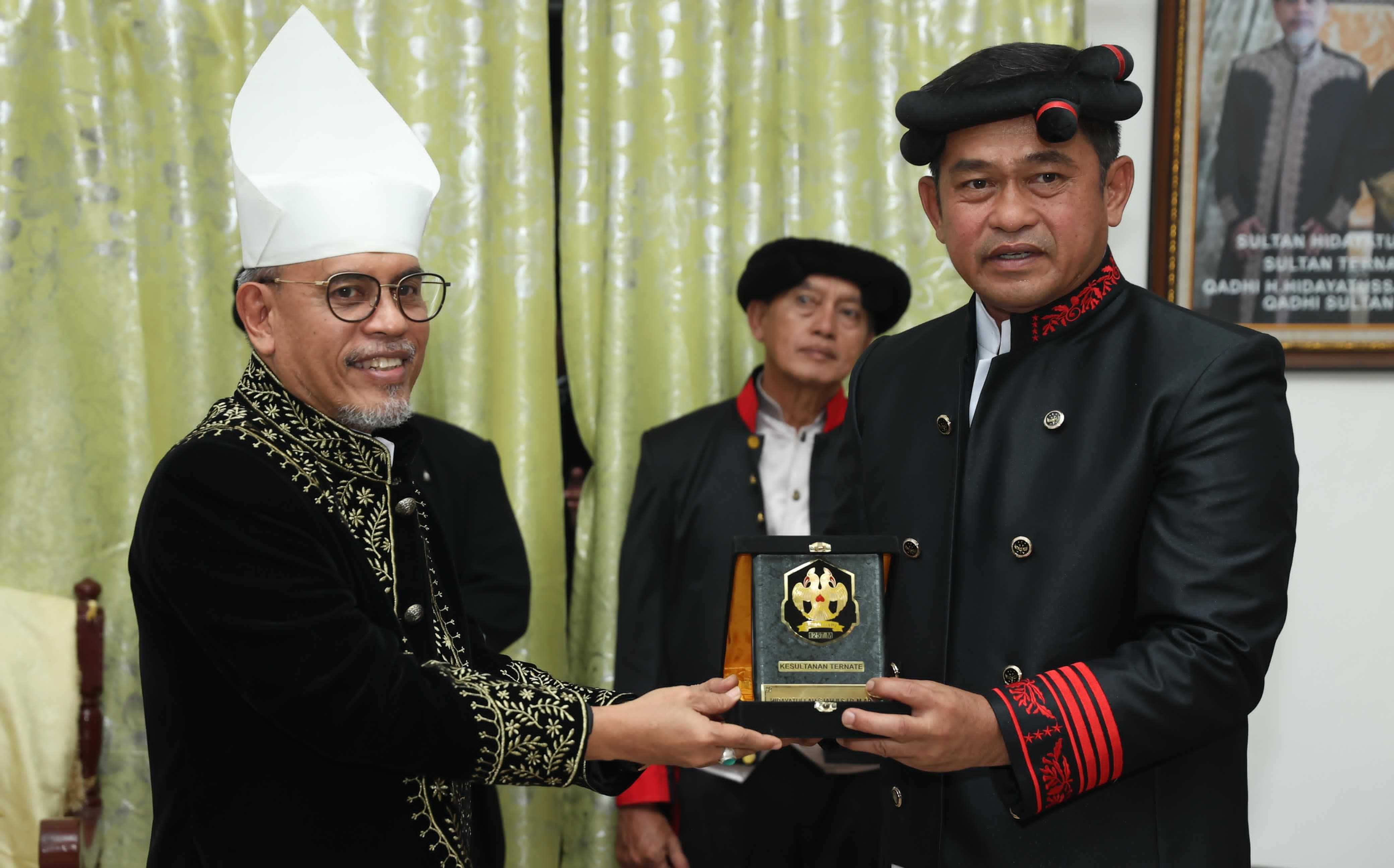 KSAD Dianugerahi Gelar 'Kapita Ahi Besi Malamo' dari Kesultanan Ternate
