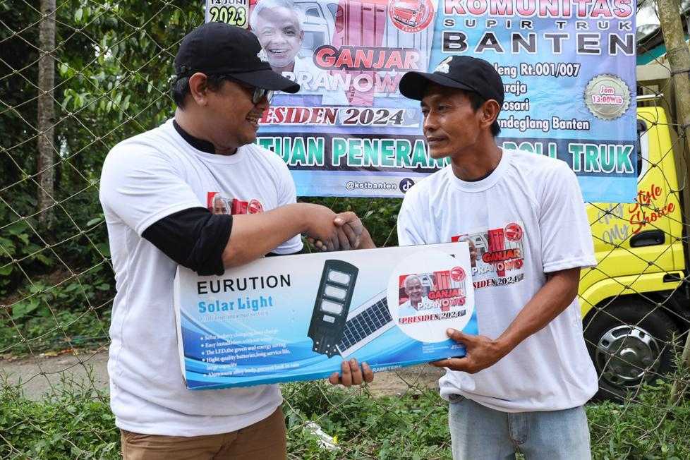 KST Dukung Ganjar Beri Bantuan Lampu Penerangan ke Pul Truk di Pandeglang Banten 1