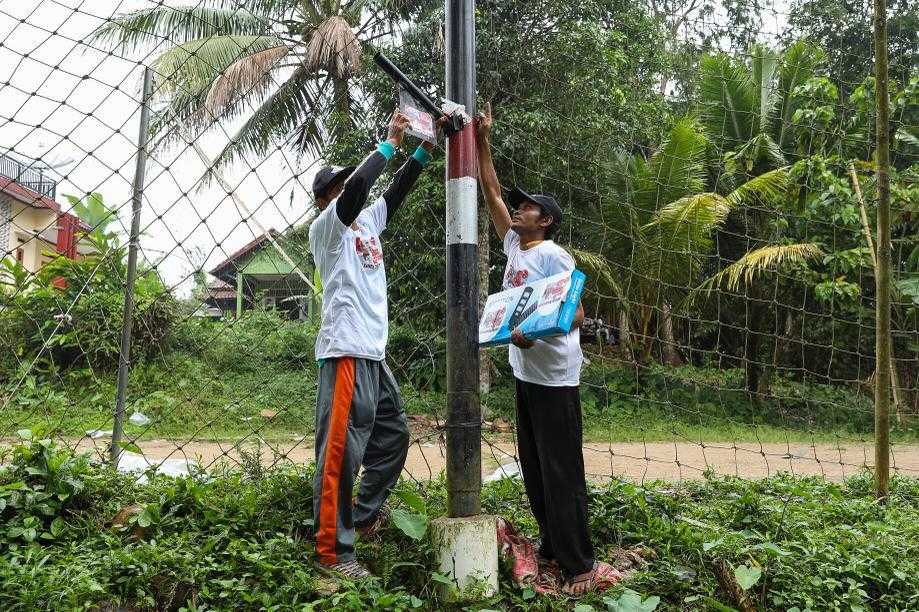 KST Dukung Ganjar Beri Bantuan Lampu Penerangan ke Pul Truk di Pandeglang Banten 3