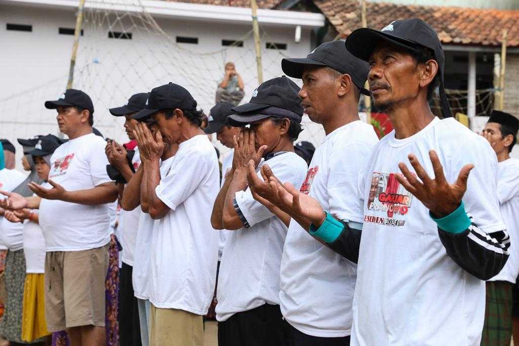 KST Dukung Ganjar Beri Bantuan Lampu Penerangan ke Pul Truk di Pandeglang Banten 4