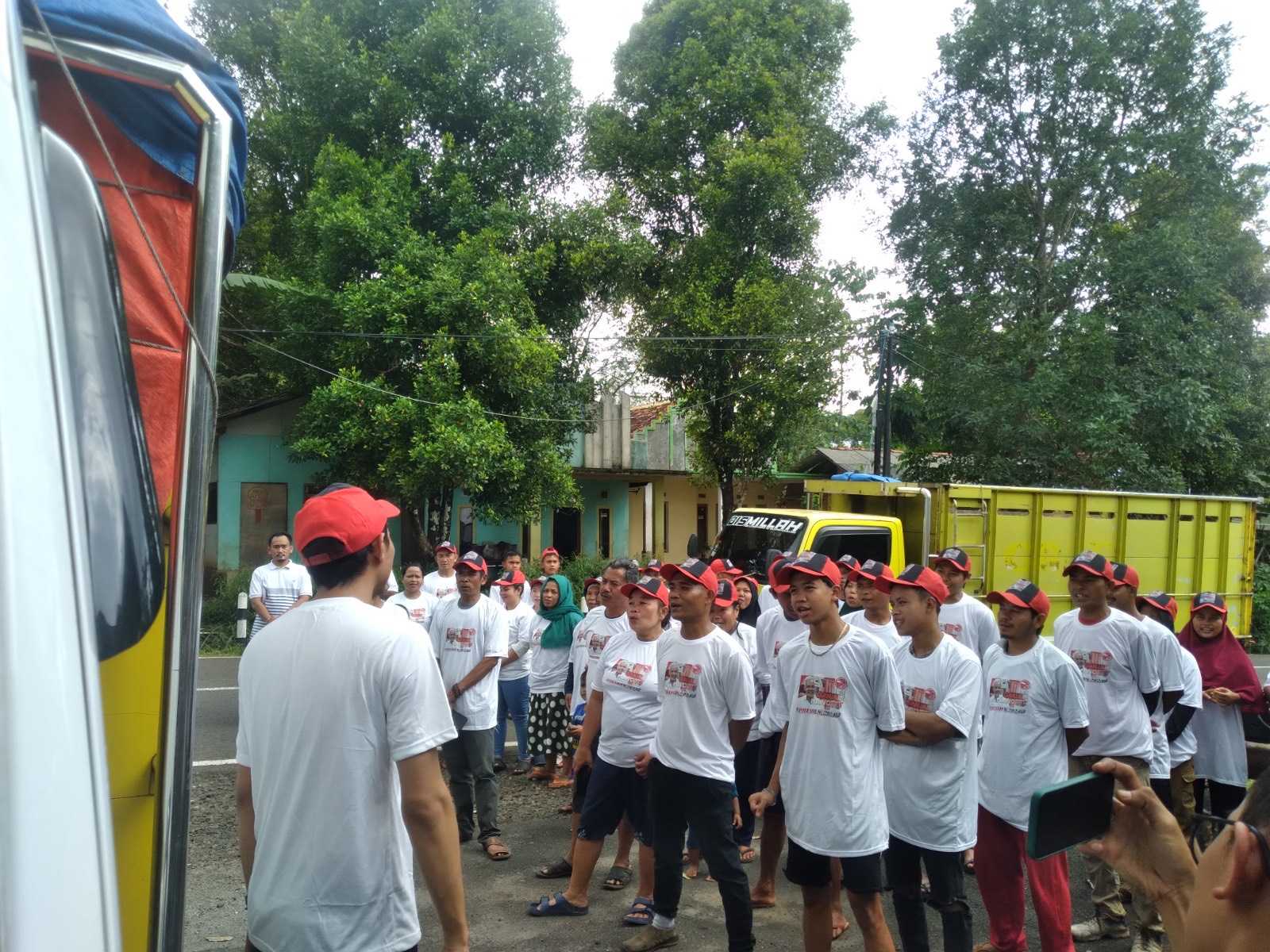 KST Dukung Ganjar Beri Bantuan Rompi dan Sepatu Safety untuk Sopir Truk di Garut