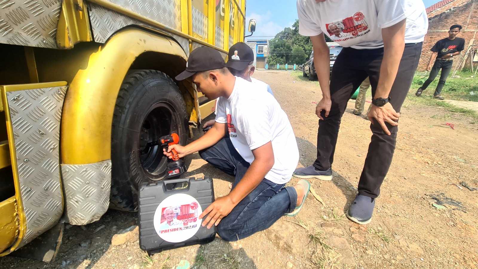 KST Dukung Ganjar Beri Bantuan Untuk Sopir Truk di Sukabumi 1