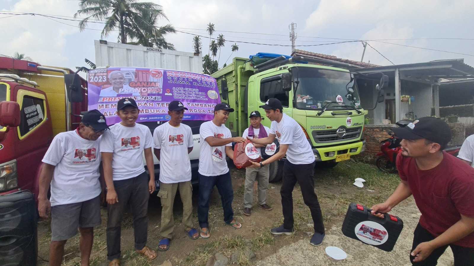 KST Dukung Ganjar Beri Bantuan Untuk Sopir Truk di Sukabumi 3
