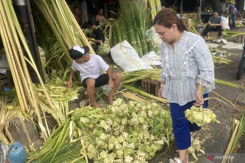 Kualitas Daun Jadi Alasan Pembeli Padati Sentra Ketupat Palmerah