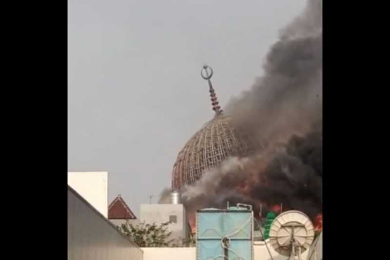 Kubah Masjid Islamic Center Jakut Terbakar dan Roboh
