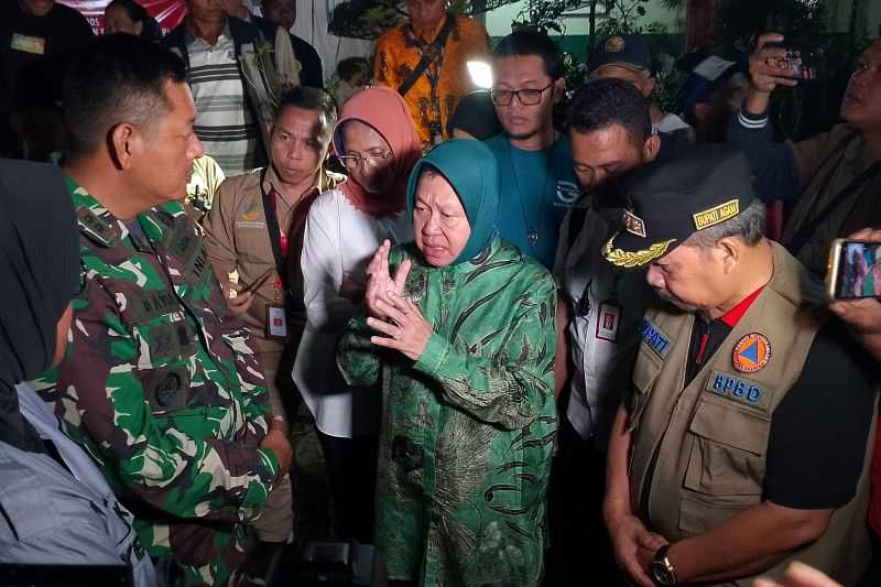 Kunjungi Agam, Mensos Risma Minta Warga Diungsikan dari Jalur Lahar Hujan Marapi