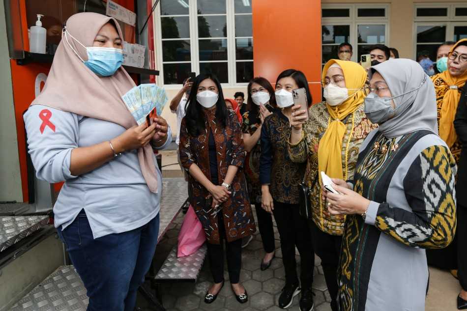 Kunjungi Jawa Timur, Menaker Ida Fauziyah Berharap BSU Bermanfaat Bagi Pekerja