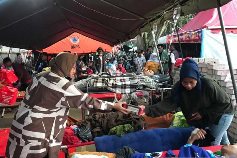 Kunjungi Korban Gempa Cianjur, Mensos Risma Bawa Bantuan Logistik